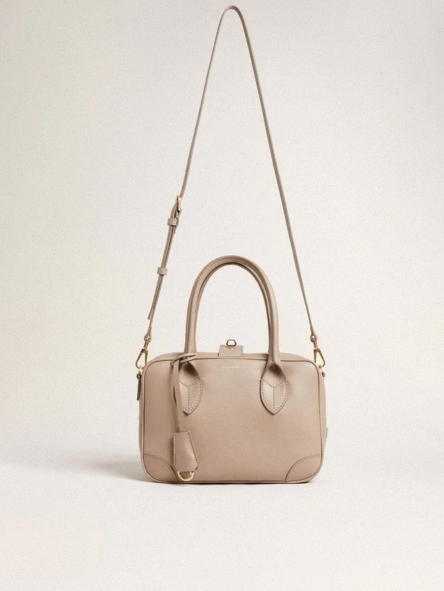 Vita-Tasche aus taupefarbenem Leder mit goldenen Details