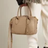 Vita-Tasche aus taupefarbenem Leder mit goldenen Details