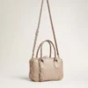 Vita-Tasche aus taupefarbenem Leder mit goldenen Details