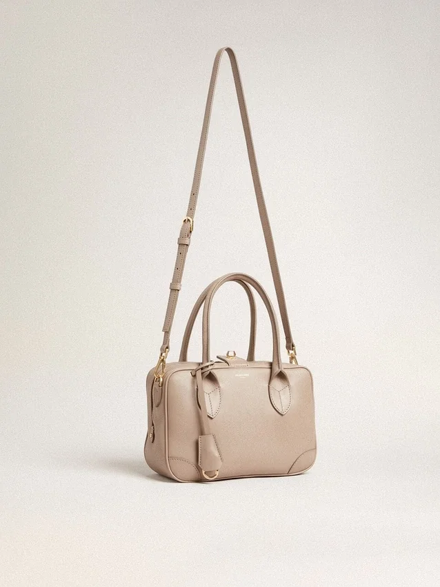 Vita-Tasche aus taupefarbenem Leder mit goldenen Details