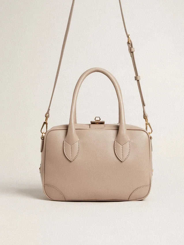 Vita-Tasche aus taupefarbenem Leder mit goldenen Details