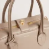 Vita-Tasche aus taupefarbenem Leder mit goldenen Details