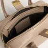 Vita-Tasche aus taupefarbenem Leder mit goldenen Details
