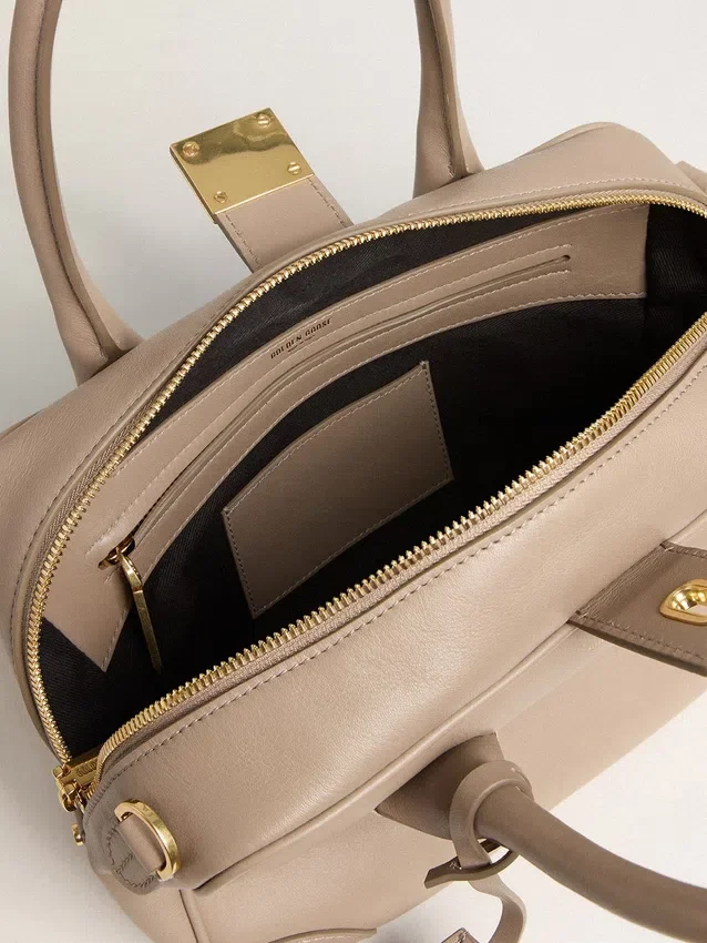 Vita-Tasche aus taupefarbenem Leder mit goldenen Details