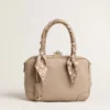 Vita-Tasche aus taupefarbenem Leder mit goldenen Details