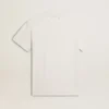 Weiss geträgtes Baumwoll-T-Shirt für Damen mit schwarzer Aufschrift