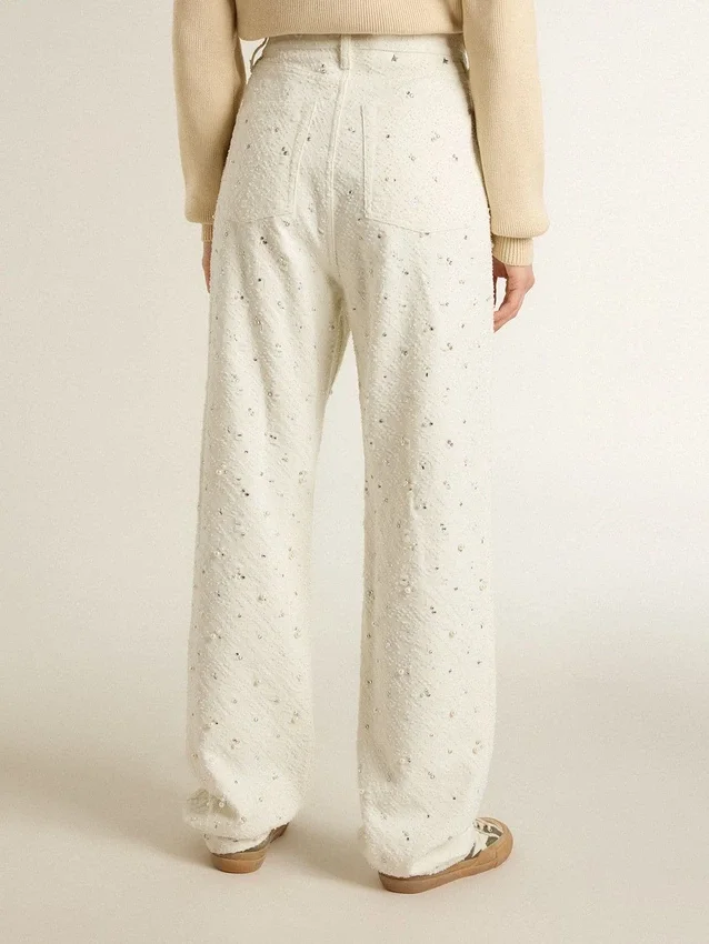 Weisse Damenjeans mit Perlen und Kristallen