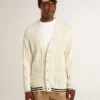 Weisse Herren-Strickjacke aus Baumwolle mit Zopfmuster und blauen Rippen