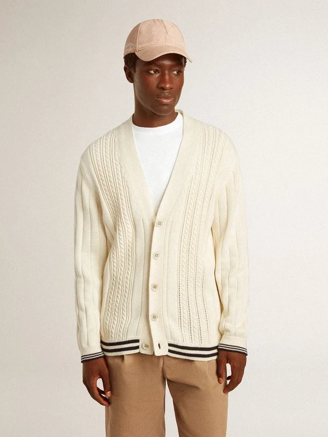 Weisse Herren-Strickjacke aus Baumwolle mit Zopfmuster und blauen Rippen