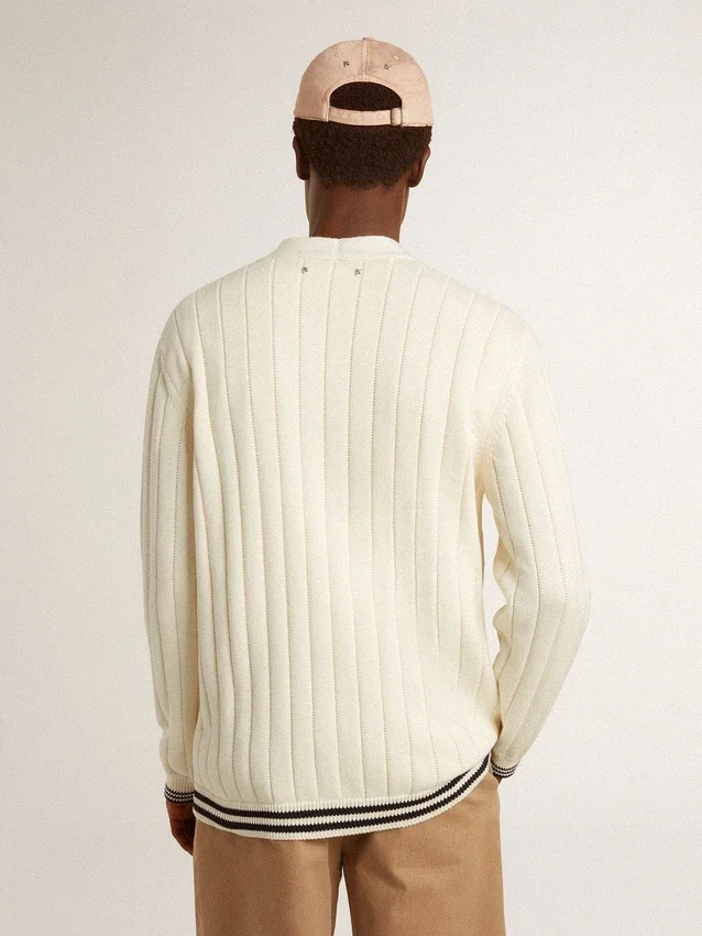 Weisse Herren-Strickjacke aus Baumwolle mit Zopfmuster und blauen Rippen