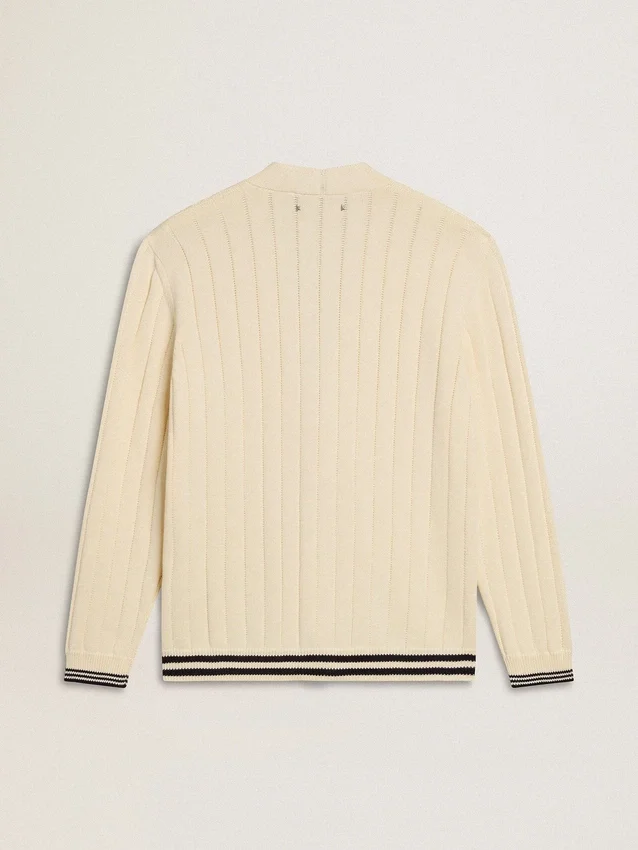 Weisse Herren-Strickjacke aus Baumwolle mit Zopfmuster und blauen Rippen