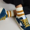 Weisse Kindersocken mit tabakfarbenen Streifen