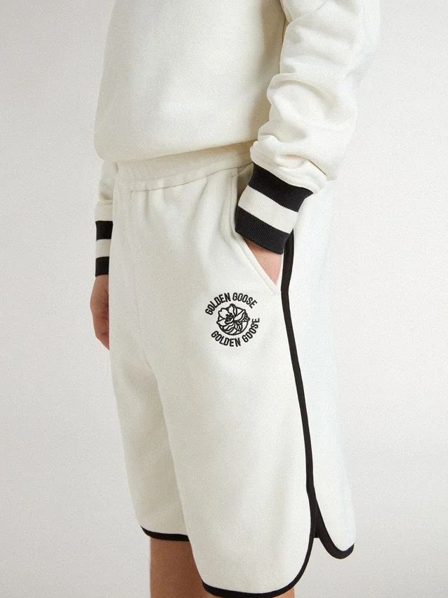 Weisse Shorts für Jungen mit gesticktem Logo