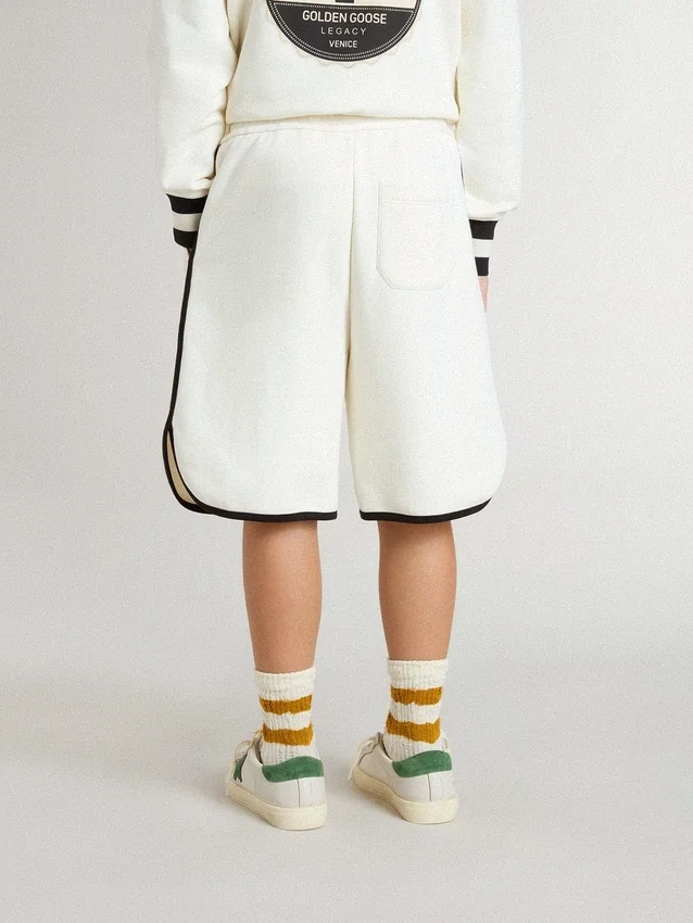 Weisse Shorts für Jungen mit gesticktem Logo