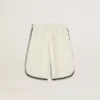 Weisse Shorts für Jungen mit gesticktem Logo