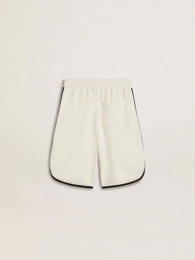Weisse Shorts für Jungen mit gesticktem Logo
