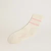 Weisse Socken im Distressed-Look mit babyrosa Logo und Streifen