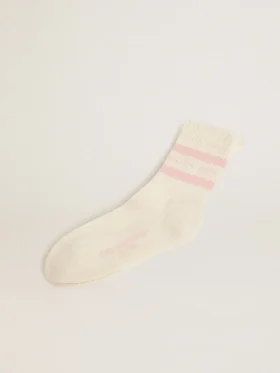 Weisse Socken im Distressed-Look mit babyrosa Logo und Streifen