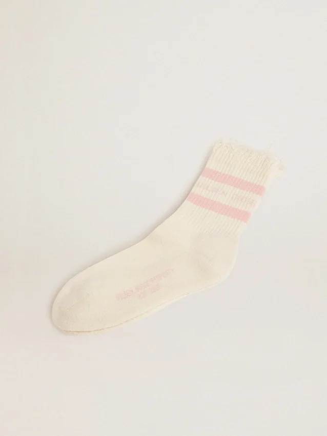 Weisse Socken im Distressed-Look mit babyrosa Logo und Streifen