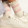 Weisse Socken im Distressed-Look mit babyrosa Logo und Streifen