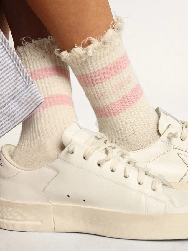 Weisse Socken im Distressed-Look mit babyrosa Logo und Streifen
