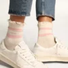 Weisse Socken im Distressed-Look mit babyrosa Logo und Streifen