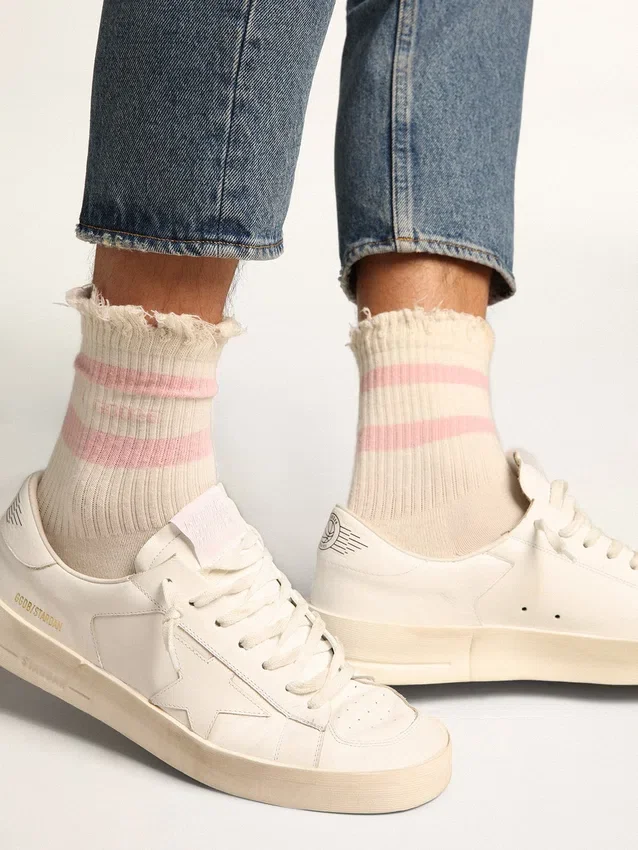 Weisse Socken im Distressed-Look mit babyrosa Logo und Streifen