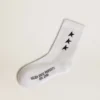 Weisse Socken mit kontrastierenden schwarzen Sternen