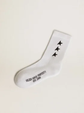 Weisse Socken mit kontrastierenden schwarzen Sternen