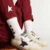 Weisse Socken mit kontrastierenden schwarzen Sternen