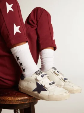 Weisse Socken mit kontrastierenden schwarzen Sternen
