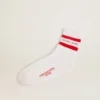 Weisse Socken mit Used-Look-Details und roten Streifen