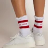 Weisse Socken mit Used-Look-Details und roten Streifen