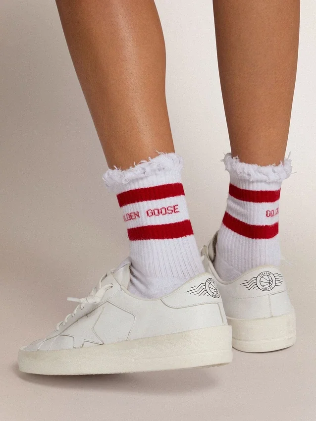 Weisse Socken mit Used-Look-Details und roten Streifen
