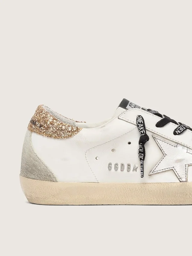 Weisse Super-Star-Damensneaker aus Leder mit glitzernder Fersenlasche