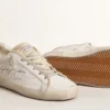 Weisse Super-Star für Damen aus Leder mit perforiertem Stern und fuchsiafarbener Fersenlasche aus Nylon