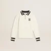 Weisses Baumwoll-Polo-Sweatshirt für Kinder mit Stickerei auf der Brust und Aufdruck auf dem Rücken