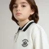 Weisses Baumwoll-Polo-Sweatshirt für Kinder mit Stickerei auf der Brust und Aufdruck auf dem Rücken