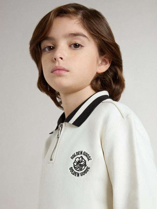 Weisses Baumwoll-Polo-Sweatshirt für Kinder mit Stickerei auf der Brust und Aufdruck auf dem Rücken