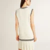 Weisses Baumwoll-Westenkleid für Damen im Used-Look mit dunkelblauen Rippbündchen und Kristallen