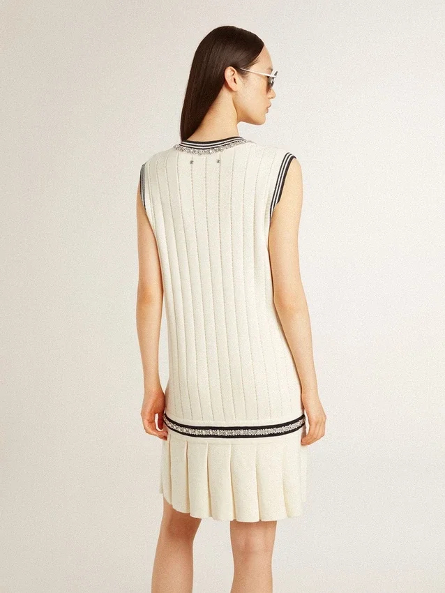 Weisses Baumwoll-Westenkleid für Damen im Used-Look mit dunkelblauen Rippbündchen und Kristallen