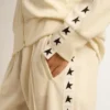 Weisses Damen-Sweatshirt mit Reissverschluss, weissem Streifen und schwarzen Sternen