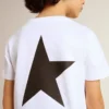 Weisses Hemd mit kontrastierendem schwarzem Logo und Stern