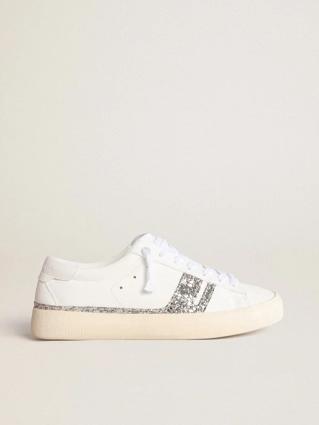 Yatay Modell 1B – nachhaltige Sneaker mit weissem, biobasiertem Obermaterial und silbernem, recyceltem Glitzer Y