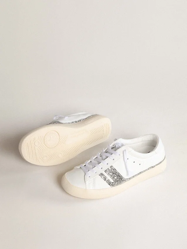 Yatay Modell 1B – nachhaltige Sneaker mit weissem, biobasiertem Obermaterial und silbernem, recyceltem Glitzer Y