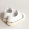 Yatay Modell 1B – nachhaltige Sneaker mit weissem, biobasiertem Obermaterial und silbernem, recyceltem Glitzer Y