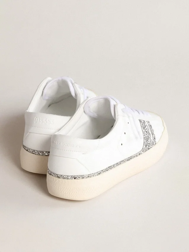Yatay Modell 1B – nachhaltige Sneaker mit weissem, biobasiertem Obermaterial und silbernem, recyceltem Glitzer Y
