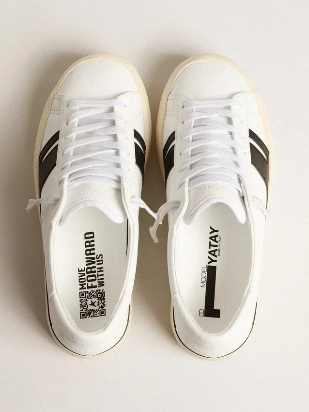 Yatay Modell 1B – nachhaltiger Sneaker mit weissem, biobasiertem Obermaterial und schwarzem Y