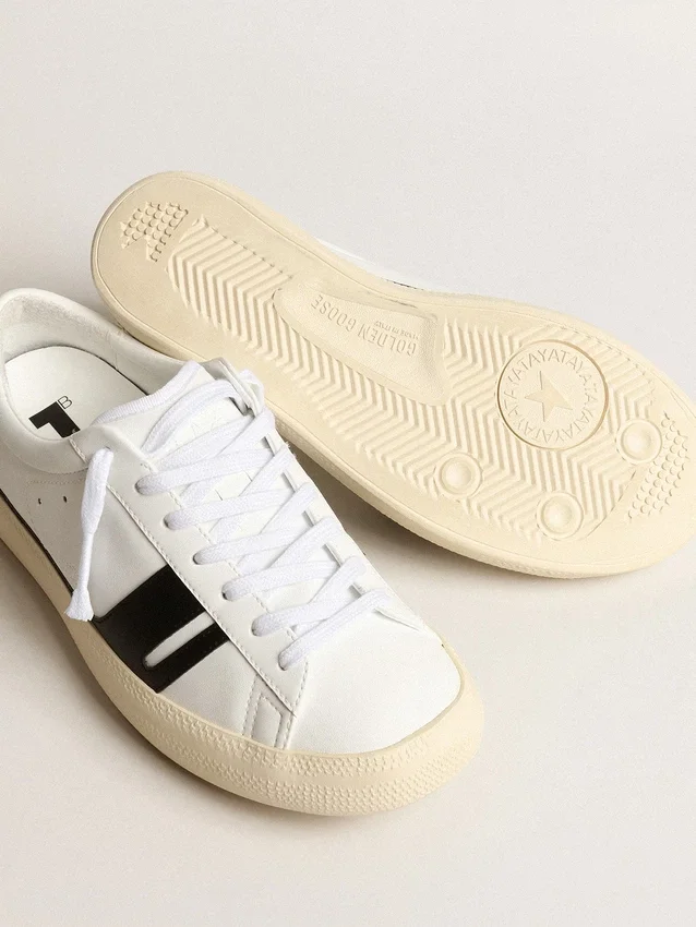 Yatay Modell 1B – nachhaltiger Sneaker mit weissem, biobasiertem Obermaterial und schwarzem Y