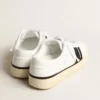 Yatay Modell 1B – nachhaltiger Sneaker mit weissem, biobasiertem Obermaterial und schwarzem Y